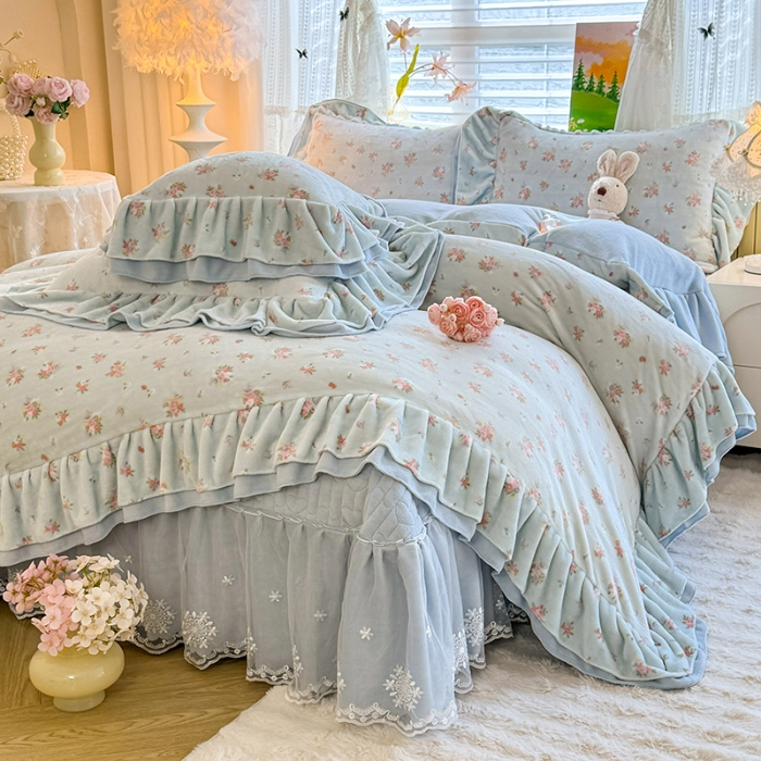 91家纺网 家纺一手货源 找家纺 苏米娜2025新款高克重11斤重直播热款双层蕾丝花边全消光牛奶绒印花床盖四件套单床盖床盖三件套 蓝夕 