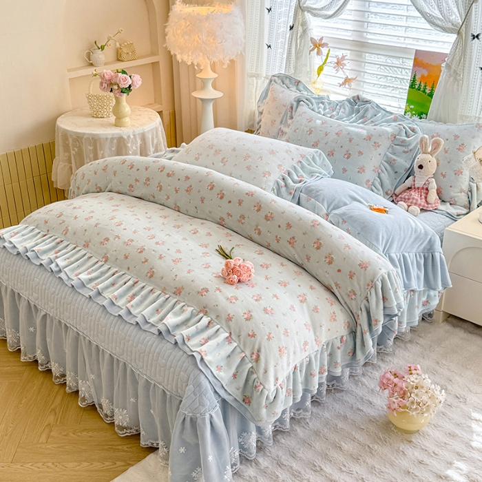 91家纺网 家纺一手货源 找家纺 苏米娜2025新款高克重11斤重直播热款双层蕾丝花边全消光牛奶绒印花床盖四件套单床盖床盖三件套 蓝夕 