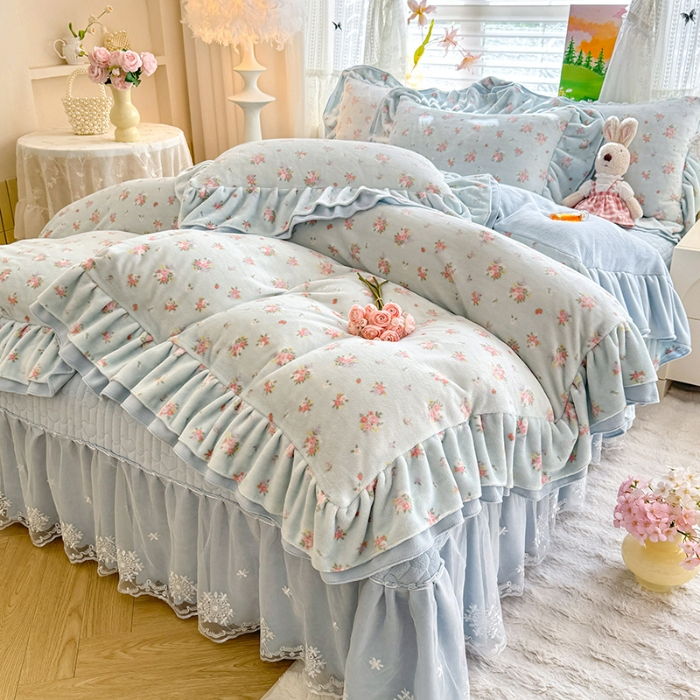 91家纺网 家纺一手货源 找家纺 苏米娜2025新款高克重11斤重直播热款双层蕾丝花边全消光牛奶绒印花床盖四件套单床盖床盖三件套 蓝夕 