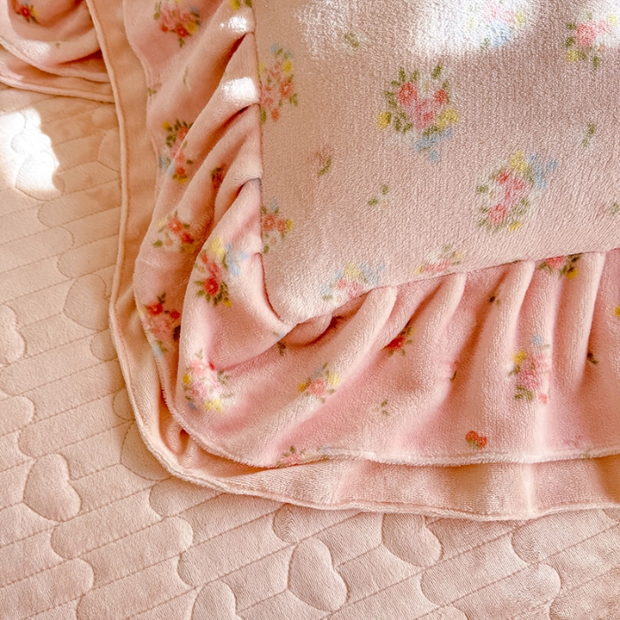 91家纺网 家纺一手货源 找家纺 苏米娜2025新款高克重11斤重直播热款双层蕾丝花边全消光牛奶绒印花床盖四件套单床盖床盖三件套 曼塔玫瑰 