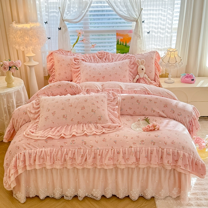 91家纺网 家纺一手货源 找家纺 苏米娜2025新款高克重11斤重直播热款双层蕾丝花边全消光牛奶绒印花床盖四件套单床盖床盖三件套 曼塔玫瑰 