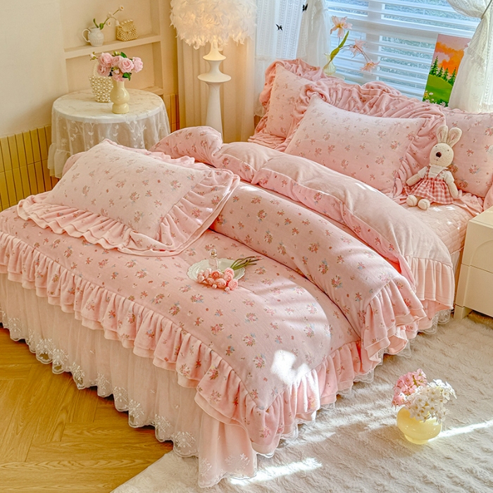 91家纺网 家纺一手货源 找家纺 苏米娜2025新款高克重11斤重直播热款双层蕾丝花边全消光牛奶绒印花床盖四件套单床盖床盖三件套 曼塔玫瑰 