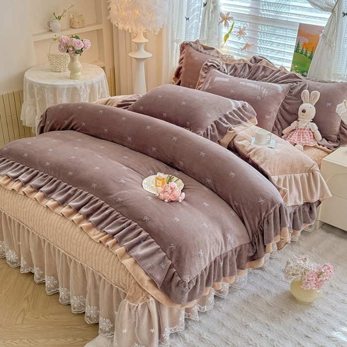 91家纺网 家纺一手货源 找家纺 苏米娜2025新款高克重11斤重直播热款双层蕾丝花边全消光牛奶绒印花床盖四件套单床盖床盖三件套 美拉德 