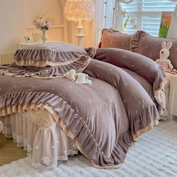 91家纺网 家纺一手货源 找家纺 苏米娜2025新款高克重11斤重直播热款双层蕾丝花边全消光牛奶绒印花床盖四件套单床盖床盖三件套 美拉德 