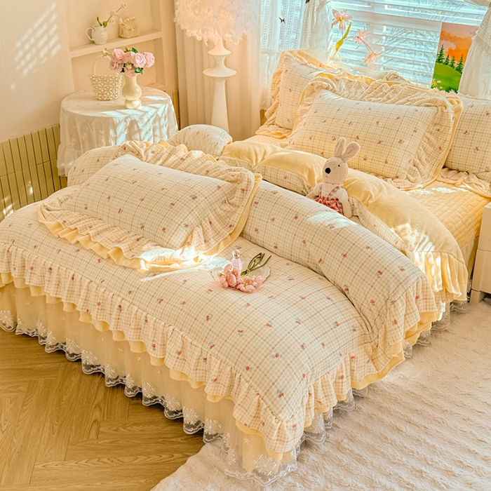 91家纺网 家纺一手货源 找家纺 苏米娜2025新款高克重11斤重直播热款双层蕾丝花边全消光牛奶绒印花床盖四件套单床盖床盖三件套 奶油波波 