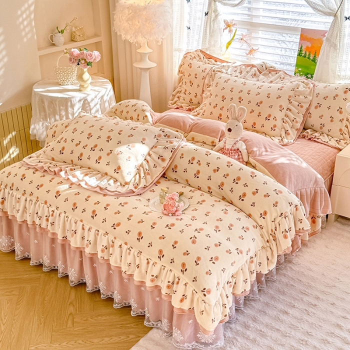 91家纺网 家纺一手货源 找家纺 苏米娜2025新款高克重11斤重直播热款双层蕾丝花边全消光牛奶绒印花床盖四件套单床盖床盖三件套 郁见美好 