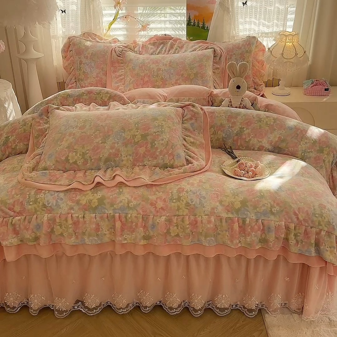 91家纺网 家纺一手货源 找家纺 苏米娜2025新款高克重11斤重直播热款双层蕾丝花边全消光牛奶绒印花床盖四件套单床盖床盖三件套 玫瑰恋语 