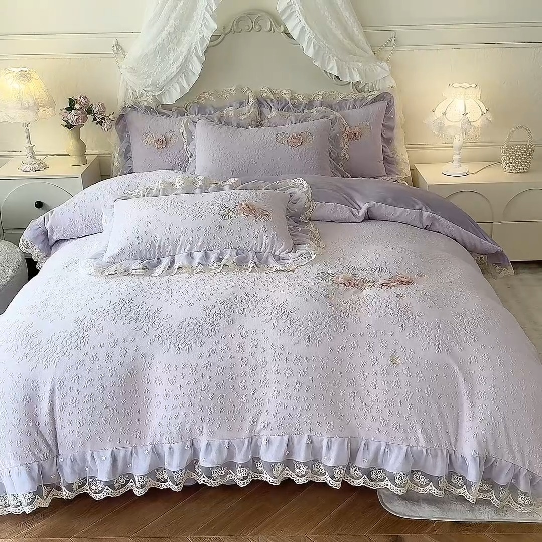 91家纺网 家纺一手货源 找家纺 （总）2025苏米娜360g全消光牛奶绒工艺款蕾丝盘花立体雕花绒牛奶绒四件套刺绣绣花套件