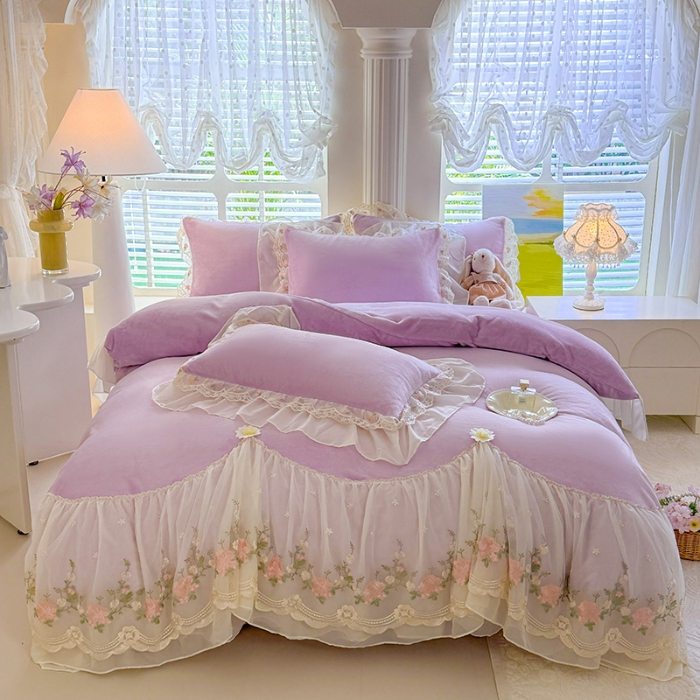 91家纺网 家纺一手货源 找家纺 （总）漫布云2025秋冬新款230g法式公主风全消光牛奶绒床裙款四件套纯色蕾丝花边刺绣床盖款四件套