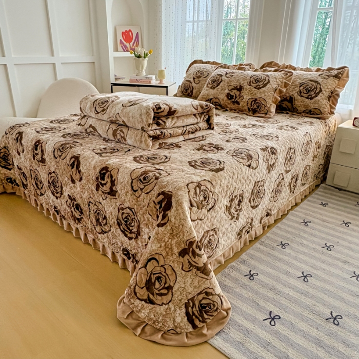 91家纺网 家纺一手货源 找家纺 （总）2025新款牛奶绒小花边床盖四件套加厚床盖三件套