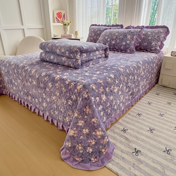 91家纺网 家纺一手货源 找家纺 （总）2025新款牛奶绒小花边床盖四件套加厚床盖三件套