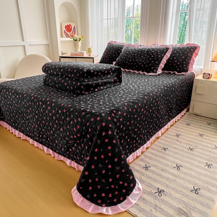 91家纺网 家纺一手货源 找家纺 （总）2025新款牛奶绒小花边床盖四件套加厚床盖三件套