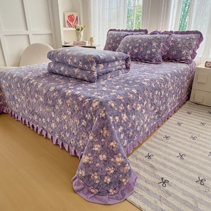 91家纺网 家纺一手货源 找家纺 （总）2025新款牛奶绒小花边床盖四件套加厚床盖三件套