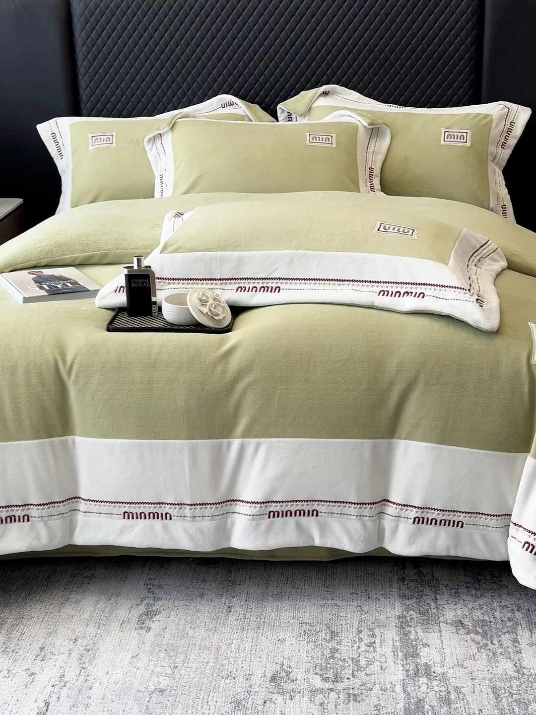 91家纺网 家纺一手货源 找家纺 高档手提包9斤重超厚绵密慕斯有肌氧绒刺绣四件套秋冬加厚保暖牛奶绒宝宝绒床上用品 曙光金-绒缪miu-超柔绵密慕斯有肌氧绒