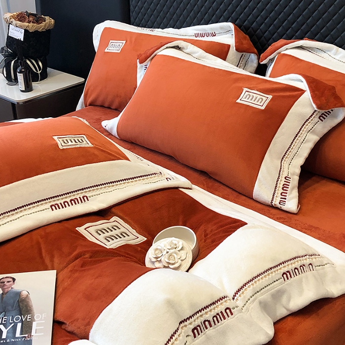 91家纺网 家纺一手货源 找家纺 高档手提包9斤重超厚绵密慕斯有肌氧绒刺绣四件套秋冬加厚保暖牛奶绒宝宝绒床上用品 焦糖色-绒缪miu-超柔绵密慕斯有肌氧绒