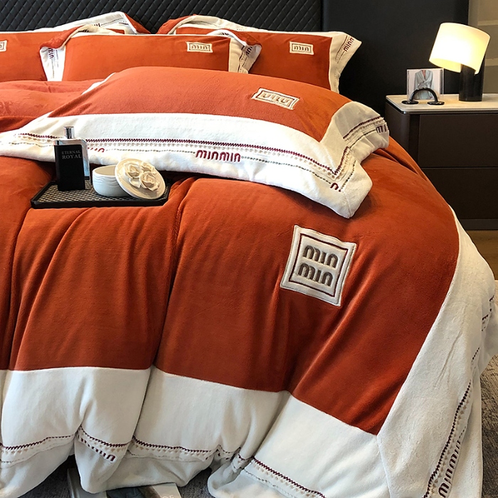 91家纺网 家纺一手货源 找家纺 高档手提包9斤重超厚绵密慕斯有肌氧绒刺绣四件套秋冬加厚保暖牛奶绒宝宝绒床上用品 焦糖色-绒缪miu-超柔绵密慕斯有肌氧绒