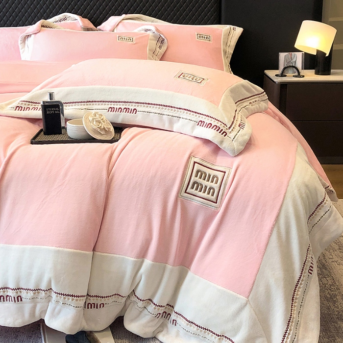 91家纺网 家纺一手货源 找家纺 高档手提包9斤重超厚绵密慕斯有肌氧绒刺绣四件套秋冬加厚保暖牛奶绒宝宝绒床上用品 桃花粉-绒缪miu-超柔绵密慕斯有肌氧绒