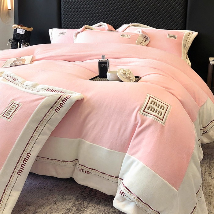 91家纺网 家纺一手货源 找家纺 高档手提包9斤重超厚绵密慕斯有肌氧绒刺绣四件套秋冬加厚保暖牛奶绒宝宝绒床上用品 桃花粉-绒缪miu-超柔绵密慕斯有肌氧绒