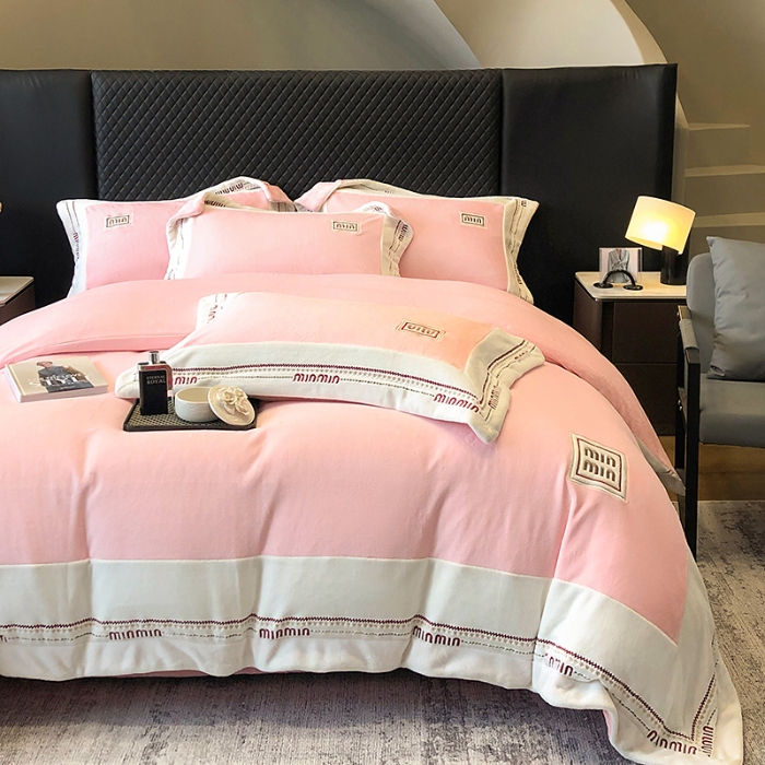 91家纺网 家纺一手货源 找家纺 高档手提包9斤重超厚绵密慕斯有肌氧绒刺绣四件套秋冬加厚保暖牛奶绒宝宝绒床上用品 桃花粉-绒缪miu-超柔绵密慕斯有肌氧绒