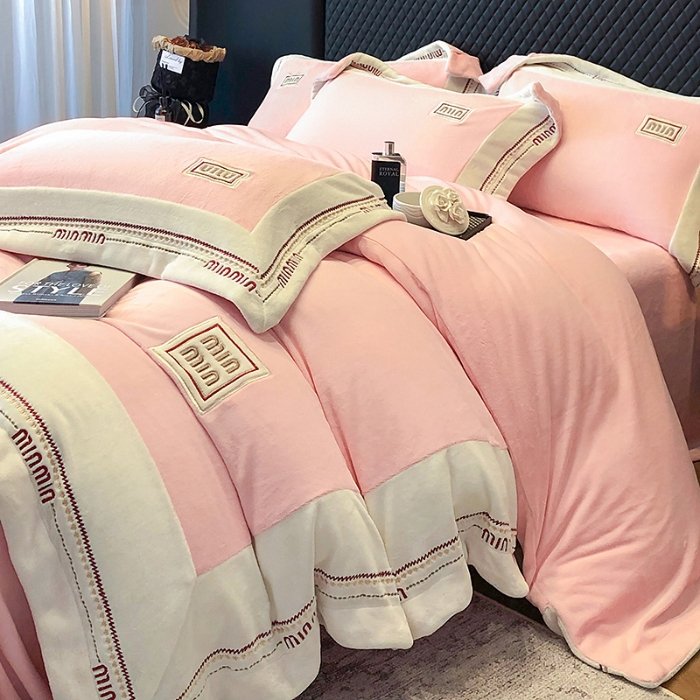 91家纺网 家纺一手货源 找家纺 高档手提包9斤重超厚绵密慕斯有肌氧绒刺绣四件套秋冬加厚保暖牛奶绒宝宝绒床上用品 桃花粉-绒缪miu-超柔绵密慕斯有肌氧绒