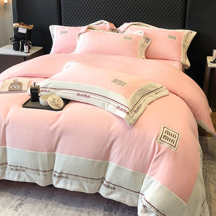 91家纺网 家纺一手货源 找家纺 高档手提包9斤重超厚绵密慕斯有肌氧绒刺绣四件套秋冬加厚保暖牛奶绒宝宝绒床上用品 桃花粉-绒缪miu-超柔绵密慕斯有肌氧绒