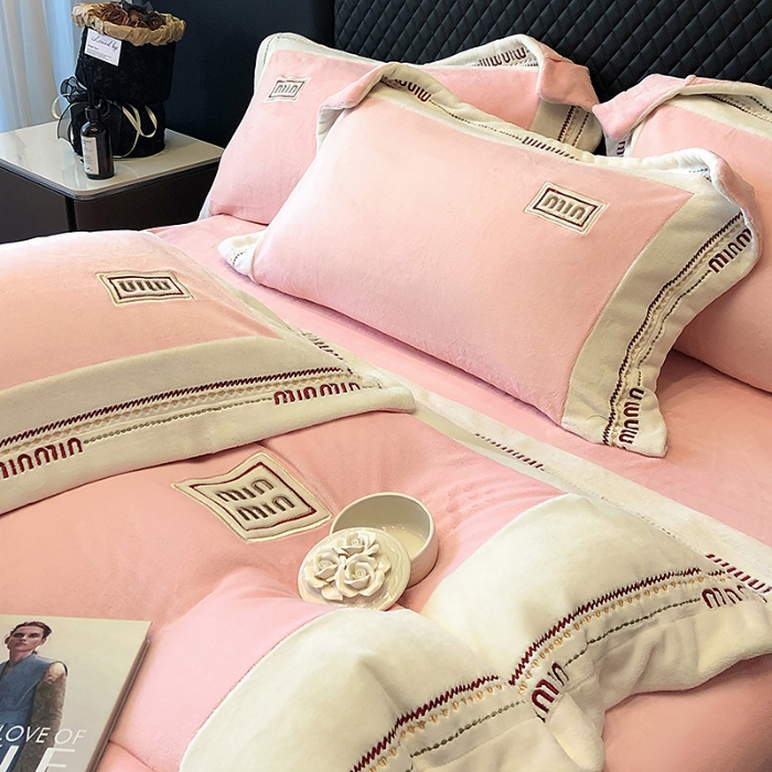 91家纺网 家纺一手货源 找家纺 高档手提包9斤重超厚绵密慕斯有肌氧绒刺绣四件套秋冬加厚保暖牛奶绒宝宝绒床上用品 桃花粉-绒缪miu-超柔绵密慕斯有肌氧绒