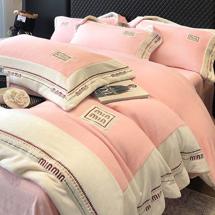 91家纺网 家纺一手货源 找家纺 高档手提包9斤重超厚绵密慕斯有肌氧绒刺绣四件套秋冬加厚保暖牛奶绒宝宝绒床上用品 桃花粉-绒缪miu-超柔绵密慕斯有肌氧绒