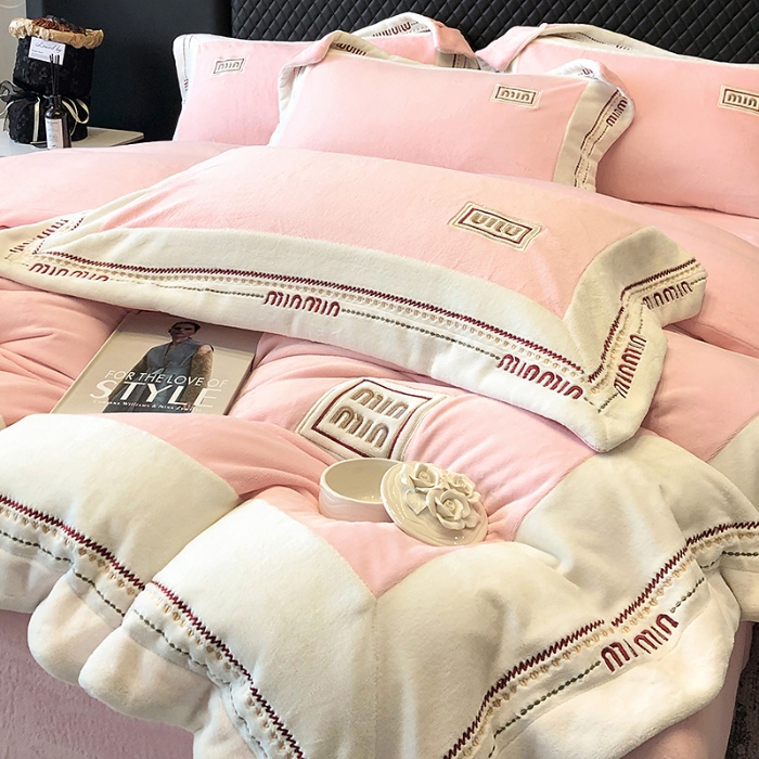 91家纺网 家纺一手货源 找家纺 高档手提包9斤重超厚绵密慕斯有肌氧绒刺绣四件套秋冬加厚保暖牛奶绒宝宝绒床上用品 桃花粉-绒缪miu-超柔绵密慕斯有肌氧绒