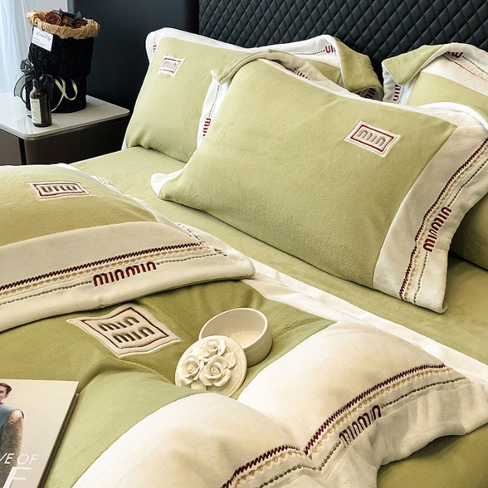 91家纺网 家纺一手货源 找家纺 高档手提包9斤重超厚绵密慕斯有肌氧绒刺绣四件套秋冬加厚保暖牛奶绒宝宝绒床上用品 曙光金-绒缪miu-超柔绵密慕斯有肌氧绒