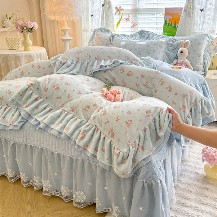 91家纺网 家纺一手货源 找家纺 苏米娜2025新款高克重11斤重直播热款双层蕾丝花边全消光牛奶绒印花床盖四件套单床盖床盖三件套 蓝夕