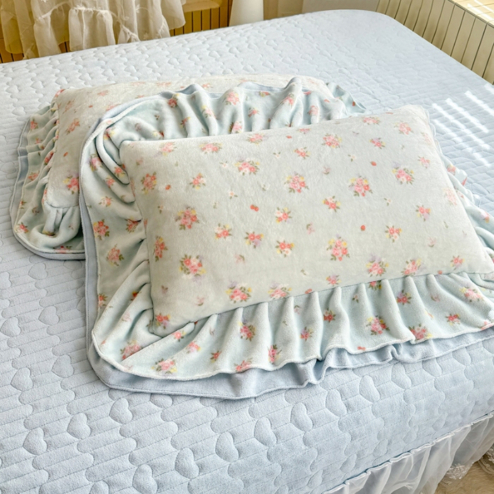 91家纺网 家纺一手货源 找家纺 苏米娜2025新款高克重11斤重直播热款双层蕾丝花边全消光牛奶绒印花床盖四件套单床盖床盖三件套 蓝夕