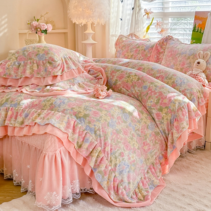 91家纺网 家纺一手货源 找家纺 苏米娜2025新款高克重11斤重直播热款双层蕾丝花边全消光牛奶绒印花床盖四件套单床盖床盖三件套  玫瑰恋语 