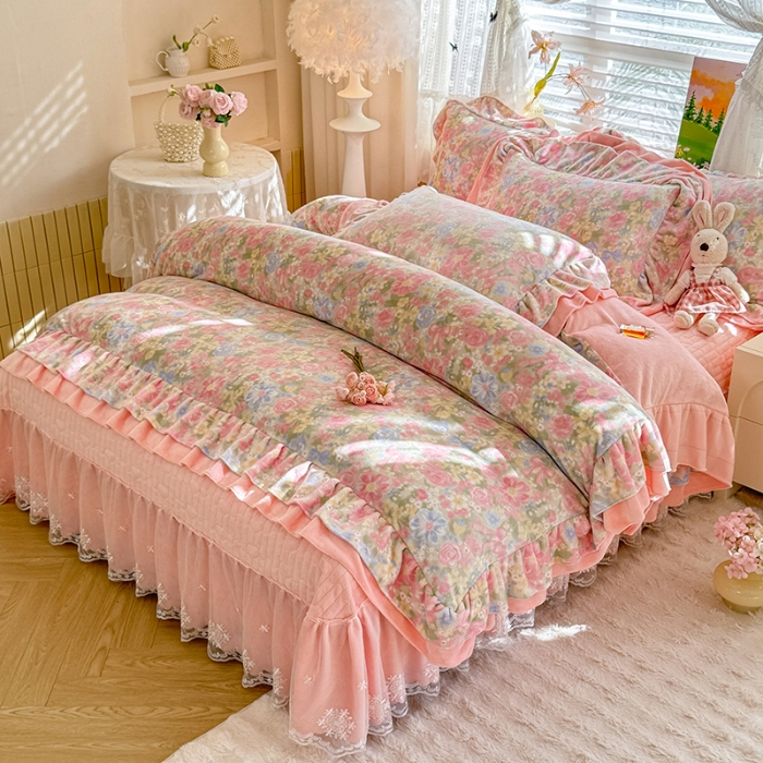 91家纺网 家纺一手货源 找家纺 苏米娜2025新款高克重11斤重直播热款双层蕾丝花边全消光牛奶绒印花床盖四件套单床盖床盖三件套  玫瑰恋语 