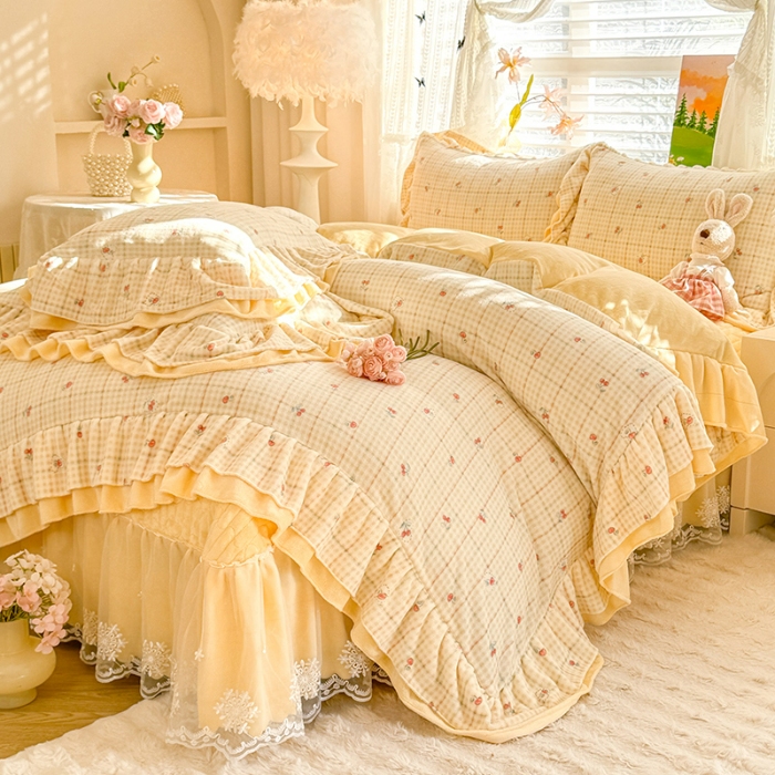 91家纺网 家纺一手货源 找家纺 苏米娜2025新款高克重11斤重直播热款双层蕾丝花边全消光牛奶绒印花床盖四件套单床盖床盖三件套 奶油波波