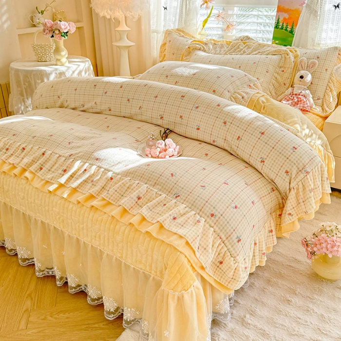 91家纺网 家纺一手货源 找家纺 苏米娜2025新款高克重11斤重直播热款双层蕾丝花边全消光牛奶绒印花床盖四件套单床盖床盖三件套 奶油波波