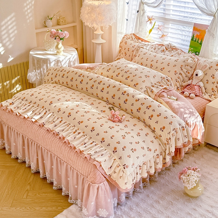 91家纺网 家纺一手货源 找家纺 苏米娜2025新款高克重11斤重直播热款双层蕾丝花边全消光牛奶绒印花床盖四件套单床盖床盖三件套  郁见美好