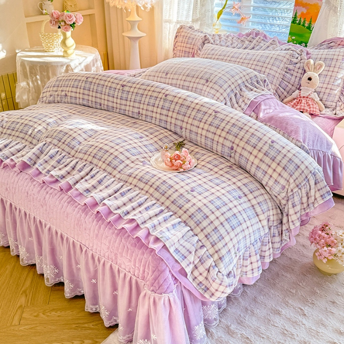 91家纺网 家纺一手货源 找家纺 苏米娜2025新款高克重11斤重直播热款双层蕾丝花边全消光牛奶绒印花床盖四件套单床盖床盖三件套  紫嫣