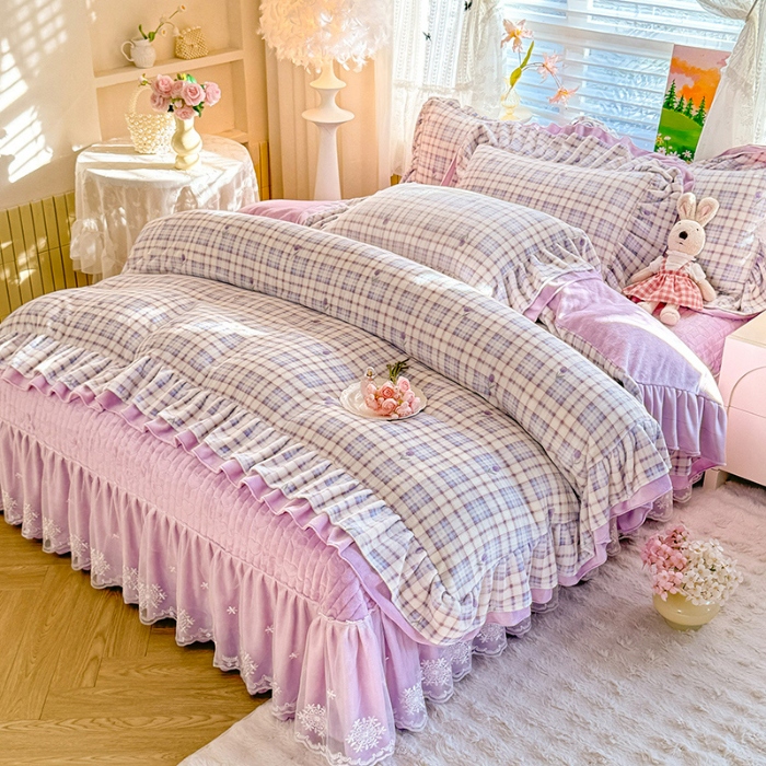 91家纺网 家纺一手货源 找家纺 苏米娜2025新款高克重11斤重直播热款双层蕾丝花边全消光牛奶绒印花床盖四件套单床盖床盖三件套  紫嫣