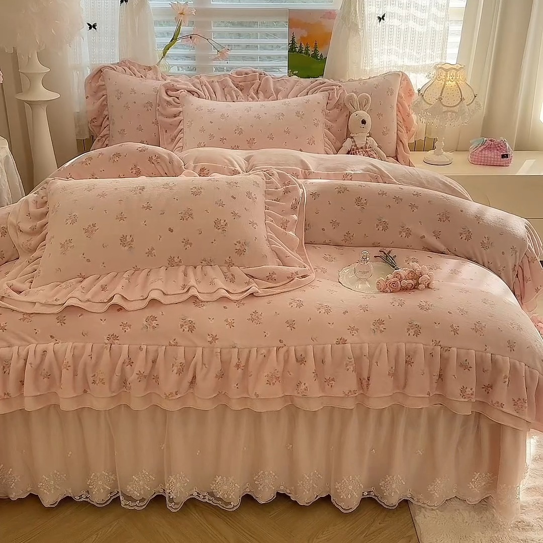 91家纺网 家纺一手货源 找家纺 苏米娜2025新款高克重11斤重直播热款双层蕾丝花边全消光牛奶绒印花床盖四件套单床盖床盖三件套  曼塔玫瑰