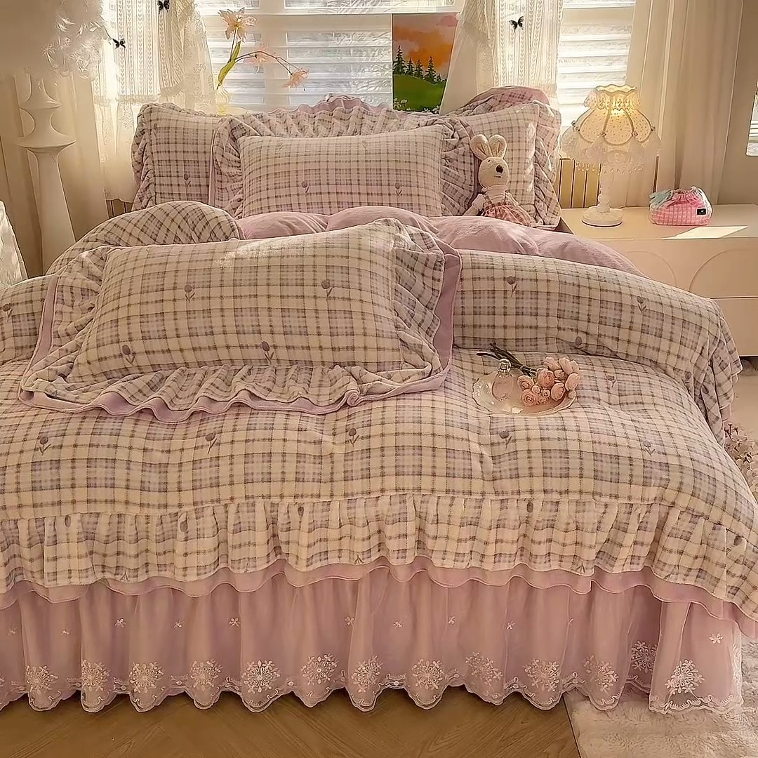 91家纺网 家纺一手货源 找家纺 苏米娜2025新款高克重11斤重直播热款双层蕾丝花边全消光牛奶绒印花床盖四件套单床盖床盖三件套  紫嫣