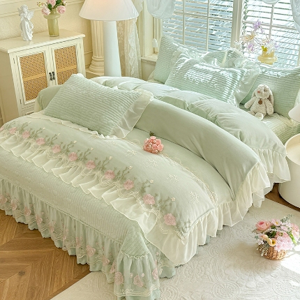 91家纺网 家纺一手货源 找家纺 2025秋冬新款11斤重法式公主风全消光牛奶绒床盖四件套纯色蕾丝花边刺绣蕾丝床裙款床盖款--花韵系列 花韵-嫩黄