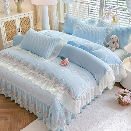 91家纺网 家纺一手货源 找家纺 2025秋冬新款11斤重法式公主风全消光牛奶绒床盖四件套纯色蕾丝花边刺绣蕾丝床裙款床盖款--花韵系列 花韵-嫩黄