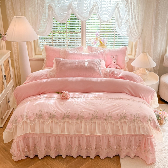 91家纺网 家纺一手货源 找家纺 2025秋冬新款11斤重法式公主风全消光牛奶绒床盖四件套纯色蕾丝花边刺绣蕾丝床裙款床盖款--花韵系列 花韵-樱花粉 