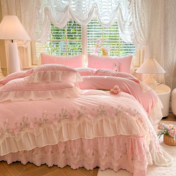 91家纺网 家纺一手货源 找家纺 2025秋冬新款11斤重法式公主风全消光牛奶绒床盖四件套纯色蕾丝花边刺绣蕾丝床裙款床盖款--花韵系列 花韵-樱花粉 