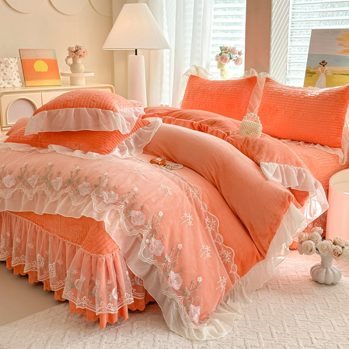 91家纺网 家纺一手货源 找家纺 2025秋冬新款11斤重法式公主风全消光牛奶绒床盖四件套纯色蕾丝花边刺绣蕾丝床裙款床盖款--花韵系列 花韵-艾玛橙 
