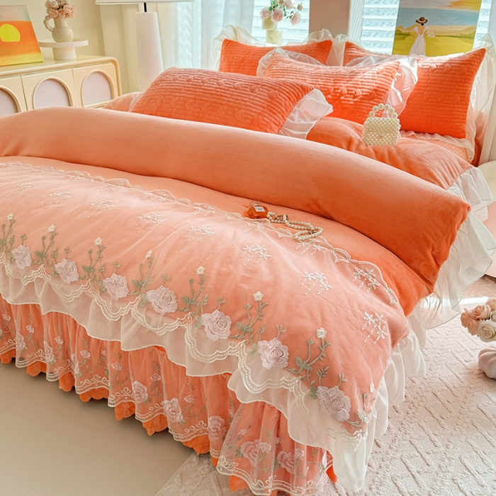 91家纺网 家纺一手货源 找家纺 2025秋冬新款11斤重法式公主风全消光牛奶绒床盖四件套纯色蕾丝花边刺绣蕾丝床裙款床盖款--花韵系列 花韵-艾玛橙 