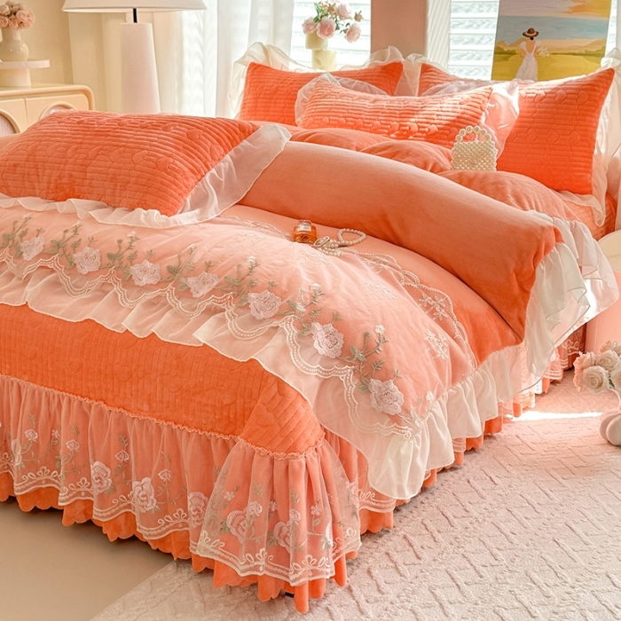 91家纺网 家纺一手货源 找家纺 2025秋冬新款11斤重法式公主风全消光牛奶绒床盖四件套纯色蕾丝花边刺绣蕾丝床裙款床盖款--花韵系列 花韵-艾玛橙 