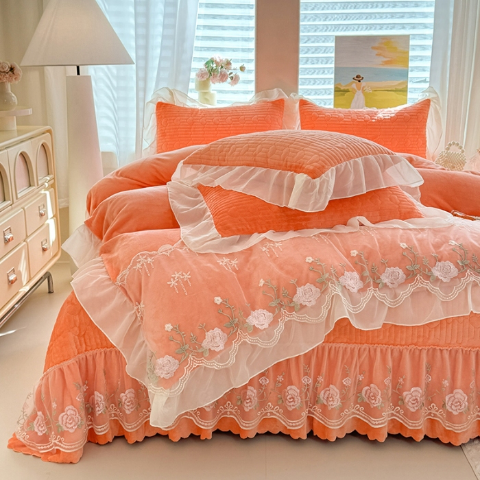91家纺网 家纺一手货源 找家纺 2025秋冬新款11斤重法式公主风全消光牛奶绒床盖四件套纯色蕾丝花边刺绣蕾丝床裙款床盖款--花韵系列 花韵-艾玛橙 