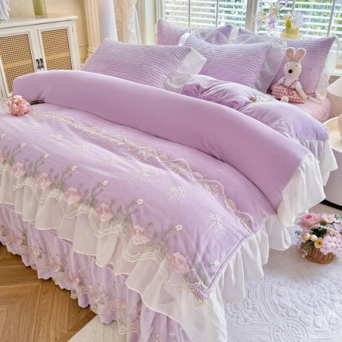 91家纺网 家纺一手货源 找家纺 2025秋冬新款11斤重法式公主风全消光牛奶绒床盖四件套纯色蕾丝花边刺绣蕾丝床裙款床盖款--花韵系列 花韵-梦幻紫 