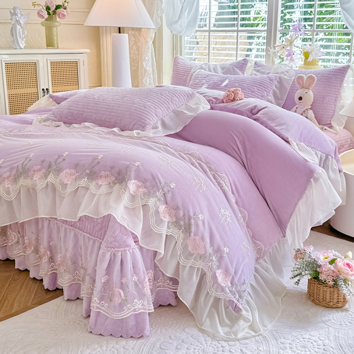 91家纺网 家纺一手货源 找家纺 2025秋冬新款11斤重法式公主风全消光牛奶绒床盖四件套纯色蕾丝花边刺绣蕾丝床裙款床盖款--花韵系列 花韵-梦幻紫 